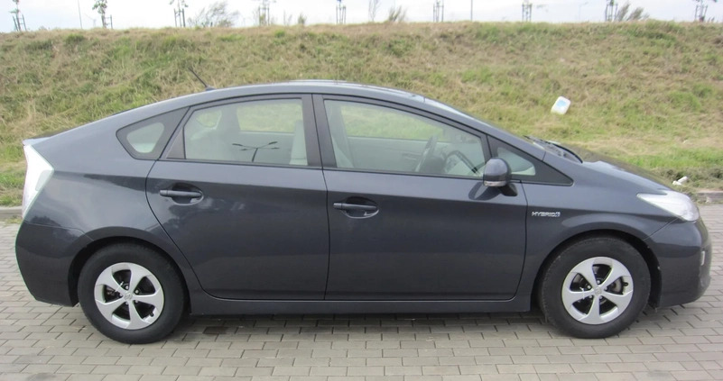 Toyota Prius cena 44000 przebieg: 250000, rok produkcji 2012 z Koszalin małe 106